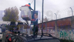 Κι όμως, ο δήμος Θεσσαλονίκης «ξηλώνει» από τους δρόμους τις αφίσες για την ομιλία του Τσίπρα