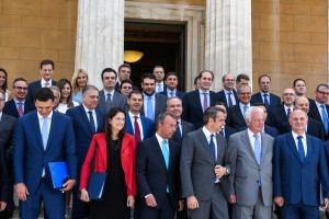 Η πρώτη οικογενειακή φωτογραφία της νέας κυβέρνησης Μητσοτάκη - Δείτε όλα τα καρέ (pics)