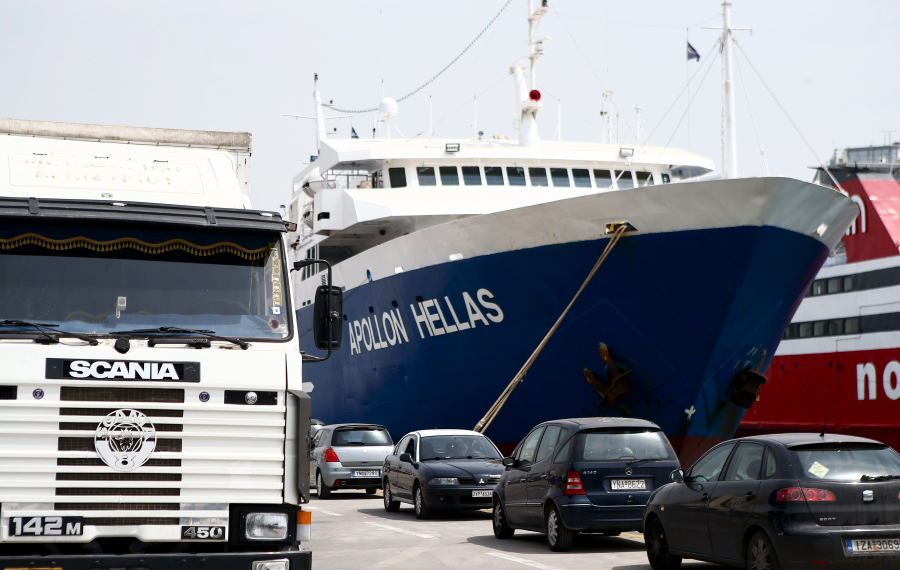 Ταλαιπωρία για 130 επιβάτες του «Απόλλων Ελλάς» στο λιμάνι του Πειραιά