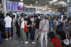 Να μειωθεί το τέλος στα αεροδρόμια ζητά ο ΣΥΡΙΖΑ