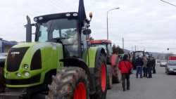 Ρόδος: Έκλεισαν τους δρόμους οι αγρότες