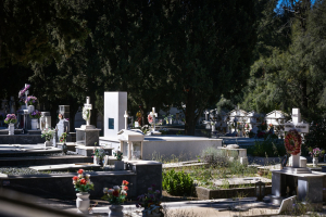 Αδιανόητο: Έσπασαν οστεοφυλάκια και άρπαξαν οστά από το Γ’ Νεκροταφείο Αθηνών