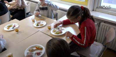 Σχολεία στην Ολλανδία σερβίρουν αλευροσκώληκες και έντομα σε παιδιά για να σώσουν τον πλανήτη…(βίντεο)