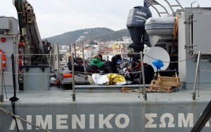 Έδεσε στο λιμάνι της Παλαιόχωρας σκάφος με μετανάστες