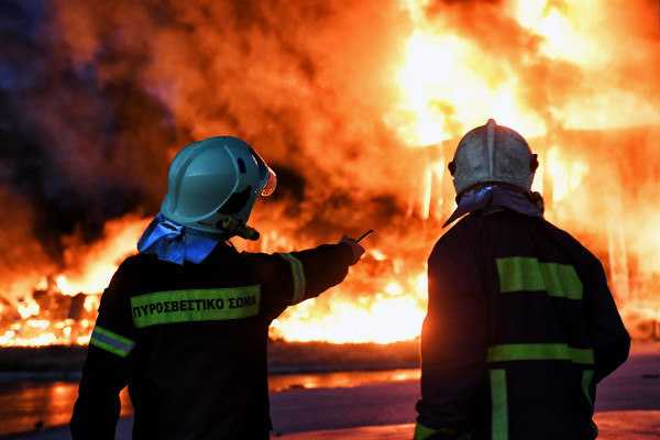 Θεσσαλονίκη: Σε εξέλιξη φωτιά κοντά στο Αστυνομικό Μέγαρο