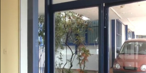 Απίστευτο: Γυμνασιάρχης έσπασε τη τζαμαρία του σχολείου για να σταματήσει την κατάληψη των μαθητών (video)