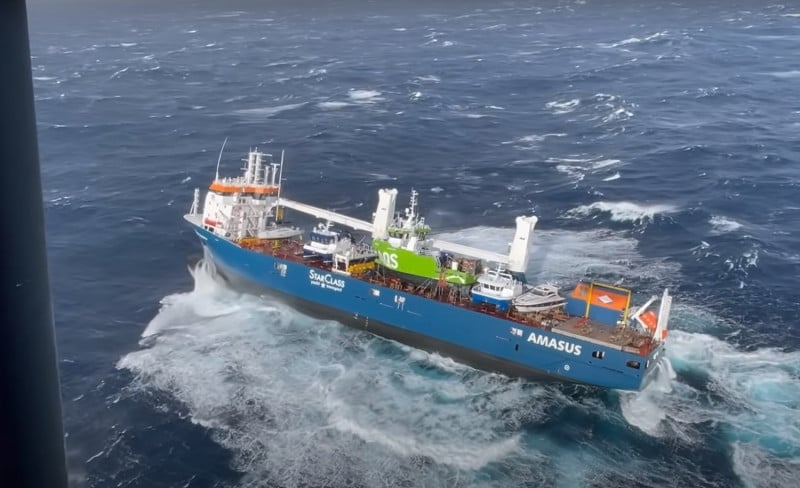 Βυθίζεται σκάφος στη Νορβηγία, οι δραματικές στιγμές της διάσωσης του πληρώματος (βίντεο)