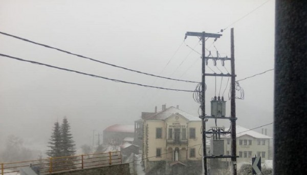 Χιονόπτωση αυτή την ώρα στην Ε.Ο. Φλώρινας-Καστοριάς