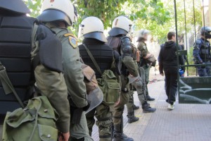 Αστυνομικοί καταγγέλλουν: Είχαμε εντολές να μείνουμε αδρανείς ενώ δεχόμασταν επιθέσεις στη Μυτιλήνη