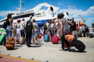 Ελεύθερη από σήμερα η πρόσβαση στα νησιά - Επίσκεψη Πλακιωτάκη στο λιμάνι του Πειραιά