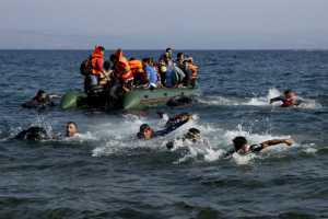 Ναυάγιο πλαστικής βάρκας που μετέφερε πάνω από 50 μετανάστες στην Μυτιλήνη