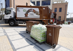 Βύρωνας: Παράδοση οχημάτων και εξοπλισμού συλλογής βιοαποβλήτων και ανακύκλωσης από την Περιφέρεια