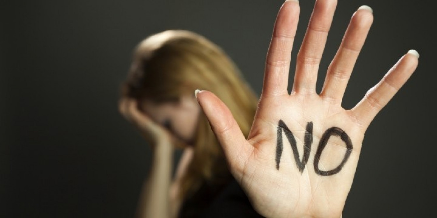 Γενική Γραμματεία Ισότητας για ενδοοικογενειακή βία: «Ακόμα κι αν είσαι περιορισμένη, δεν απαγορεύεται να ζητήσεις βοήθεια»