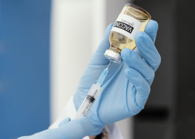 Έρευνα: Μία δόση εμβολίου AstraZeneca ή Pfizer μειώνει κατά 65% τον κίνδυνο μόλυνσης από κορονοϊό