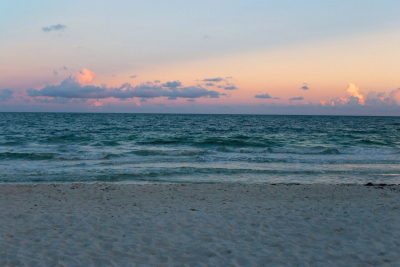 SOS για τις παραλίες: «Το ΥΠΟΙΚ φέρνει νομοσχέδιο για δόμηση πάνω... στο κύμα»