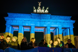 Βερολίνο και Παρίσι «βάφτηκαν» στα χρώματα της Ουκρανικής σημαίας