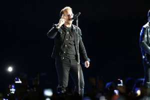 Οι U2 διέκοψαν τη συναυλία τους - H στιγμή που o Bono «χάνει» τη φωνή του (video)