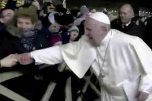 Η «οργή» του Πάπα όταν μια γυναίκα τον τράβηξε βίαια από το χέρι του (vid)