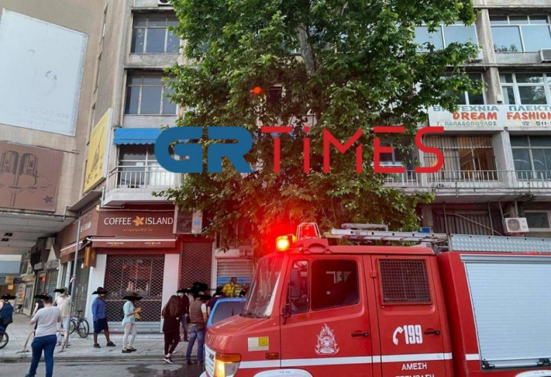 Φωτιά σε διαμέρισμα στην Θεσσαλονίκη, απεγκλωβίστηκαν πέντε άτομα (βίντεο)