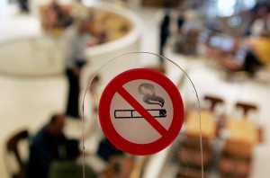 «Βροχή» τα πρόστιμα για το κάπνισμα στην Αθήνα