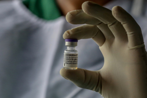 Πότε θα φανεί αν τα εμβόλια καλύπτουν τη μετάλλαξη Όμικρον, τι λέει ο επικεφαλής ερευνών του Astrazeneca