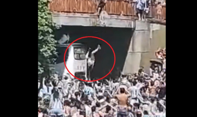 Μουντιάλ 2022 -Αργεντινή: Οπαδός πήδηξε από γέφυρα προς το λεωφορείο των παικτών και έπεσε στο κενό -Σοκαριστικό βίντεο