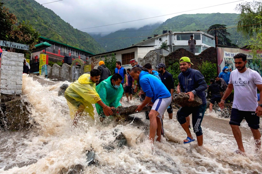 Ινδία: Τουλάχιστον 30 νεκροί από κατολισθήσεις μετά από σφοδρές βροχοπτώσεις (εικόνες)