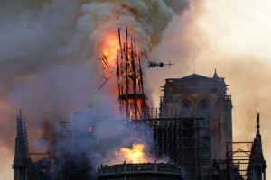Παναγία των Παρισίων: Βραχυκύκλωμα η αιτία της καταστροφικής πυρκαγιάς