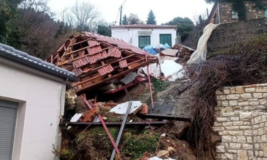 Μεγάλη κατολίσθηση στην Άρτα: Παρασύρθηκαν δύο σπίτια, έντρομοι οι κάτοικοι του χωριού