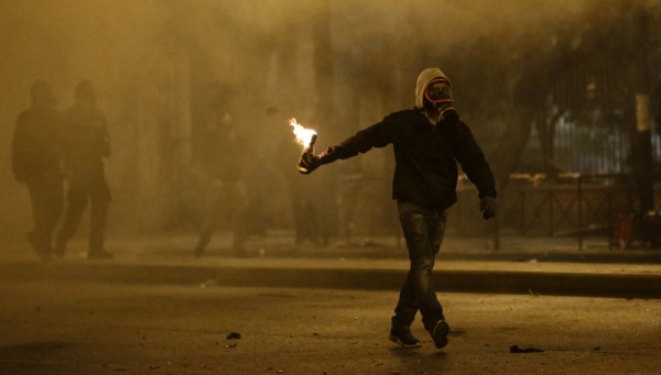Επεισόδια τα ξημερώματα στο κέντρο της Αθήνας και επίθεση σε διμοιρία των ΜΑΤ