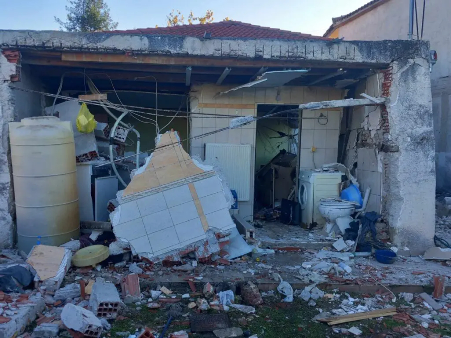 Τρίκαλα: Ισοπεδώθηκε σπίτι μετά από έκρηξη, άνδρας σε σοβαρή κατάσταση