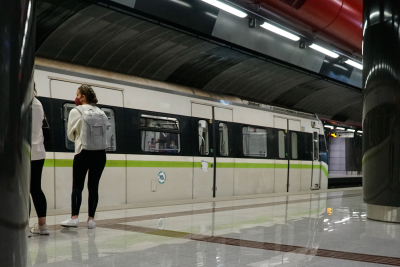 Άνθρωπος έπεσε στις ράγες του Μετρό: Κλειστοί οι σταθμοί σε Άλιμο και Ηλιούπολη