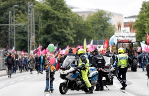 Τουλάχιστον 10.000 άνθρωποι διαδήλωσαν στο Αμβούργο κατά των G20