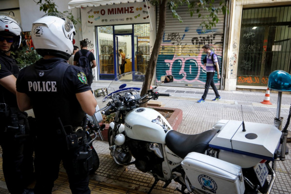 Βίαιη επίθεση σε άνδρες της ομάδας ΔΙΑΣ στα Εξάρχεια - Άρπαξαν κράνος από αστυνομικούς και κλειδιά μοτοσικλέτας