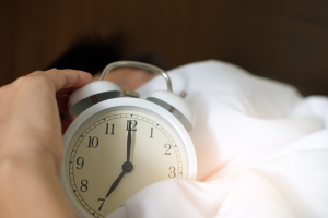 Η ακριβής ώρα που πρέπει να κοιμόμαστε, σύμφωνα με τους επιστήμονες