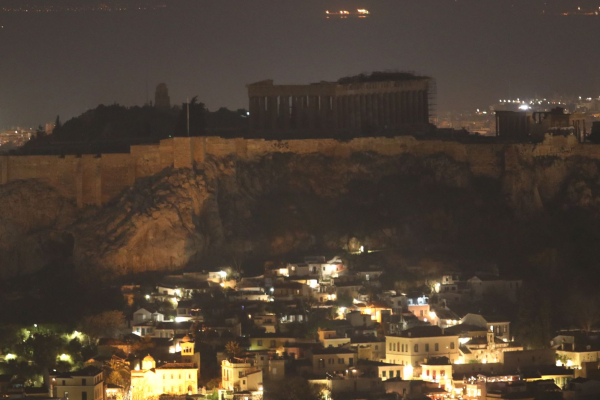 «Σκοτείνιασαν» η Ακρόπολη και η Βουλή των Ελλήνων για τη φετινή Ώρα της Γης