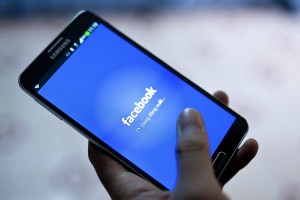 Το Facebook «εχθρικό περιβάλλον» για τους τρομοκράτες