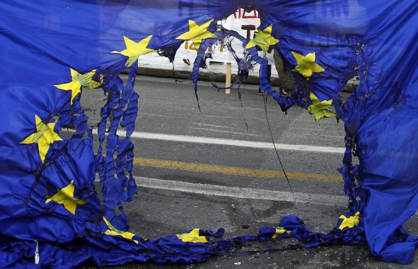 Welt: Μόνο ένα κούρεμα του χρέους θα μπορέσει να σώσει την Ευρωζώνη
