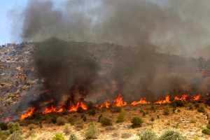 Μαίνεται η πυρκαγιά στην Αγία Μαρίνα της Μυτιλήνης
