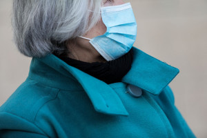 Μάσκα με βαλβίδα: Όποιος την φοράει ψεκάζει τον ιό στους γύρω του - Ποια πρέπει να χρησιμοποιούμε