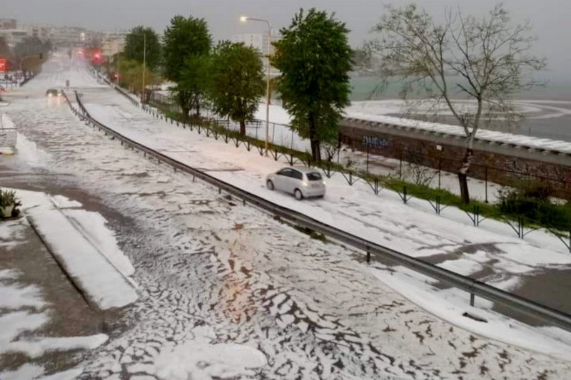 Ο καιρός «τρελάθηκε»: Χιόνια στο Μέτσοβο, χαλάζι σε Καβάλα και Πέλλα (εικόνες, βίντεο)