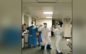 Δυνατά (τα-τα-τα): Νοσηλευτές στη Θεσσαλονίκη χορεύουν το πιο viral τραγούδι της χρονιάς (βίντεο)