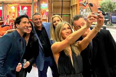 Friends Reunion: Τα «Φιλαράκια» ξανάσμιξαν στην ελληνική TV και το twitter πήρε «φωτιά» (εικόνες)