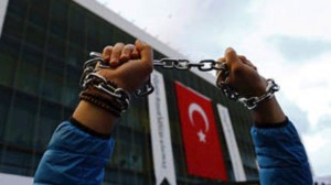 Εννέα συνεργάτες μέσων ενημέρωσης προφυλακίσθηκαν στην Τουρκία