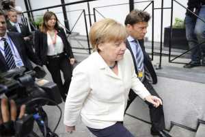 FT: Βερολίνο και ΔΝΤ προσπαθούν να τα βρουν για το ελληνικό χρέος