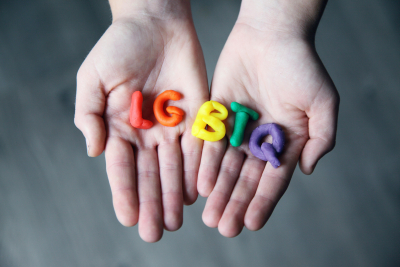 Η προαγωγή της ισότητας των ΛΟΑΤΚΙ+ ατόμων μπαίνει στα σχολεία της χώρας