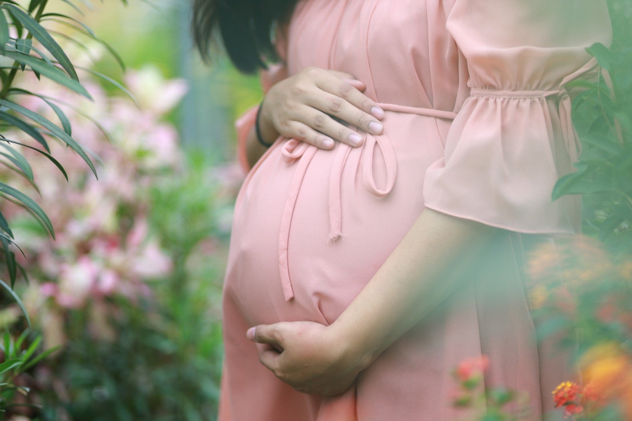 Αθανασιάδης: «Μια έγκυος έχει 30% περισσότερες πιθανότητες να διασωληνωθεί» (βίντεο)