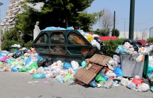Τέσσερις ημέρες για να αδειάσουν οι δρόμοι από τους τόνους σκουπιδιών