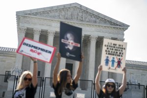 Σοκ στις ΗΠΑ: Το Ανώτατο Δικαστήριο καταργεί το δικαίωμα στην άμβλωση έπειτα από 50 χρόνια