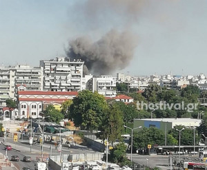 Θεσσαλονίκη: Στις φλόγες τυλίχθηκε βαγόνι του ΟΣΕ